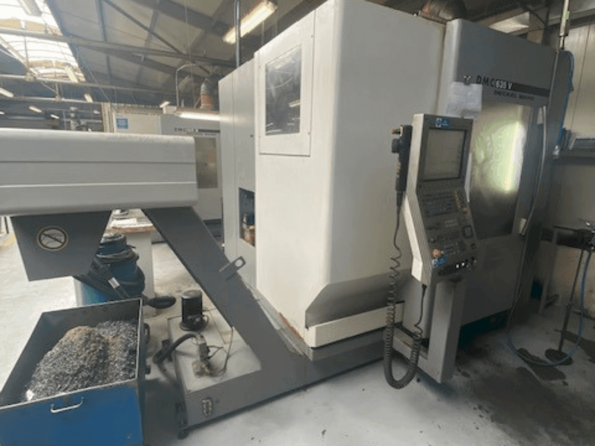 A DMG DECKEL MAHO DMC 635V gép elölnézete