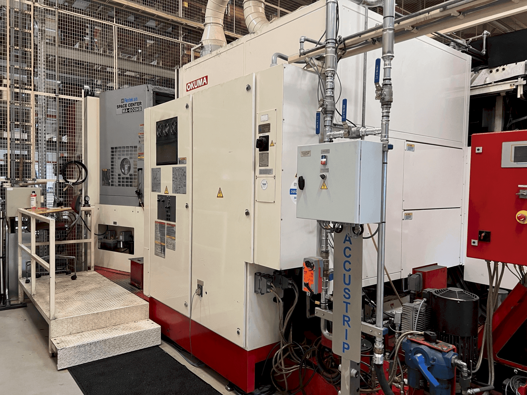 A Okuma MA-600HB gép elölnézete