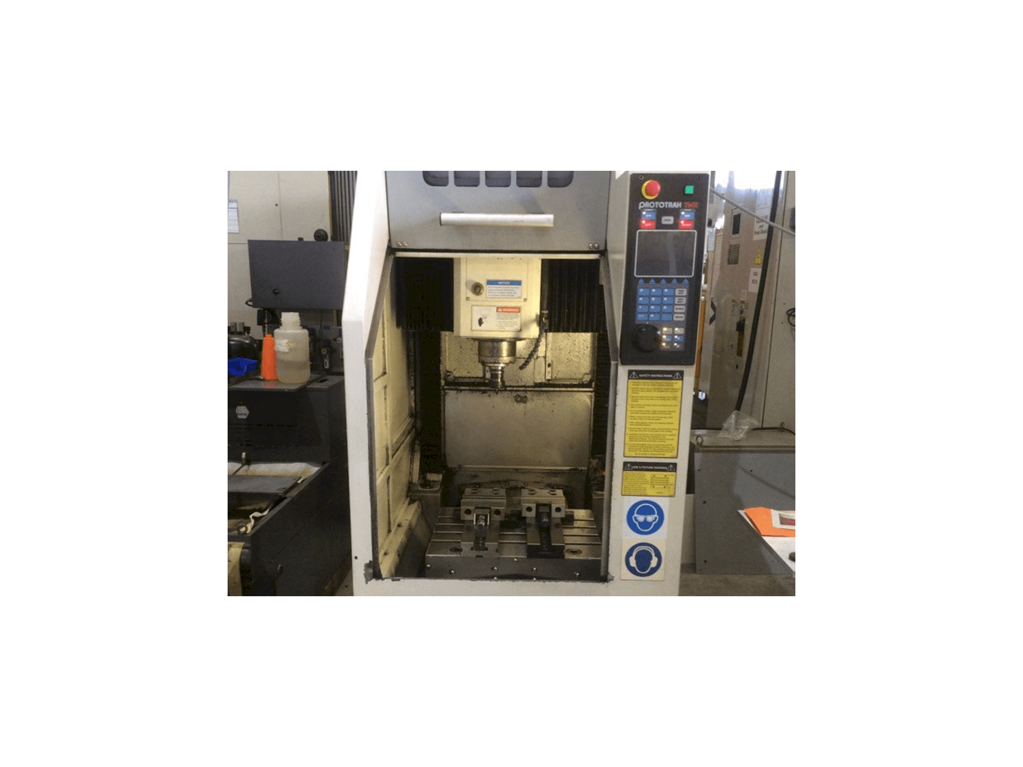 A XYZ 2-OP gép elölnézete