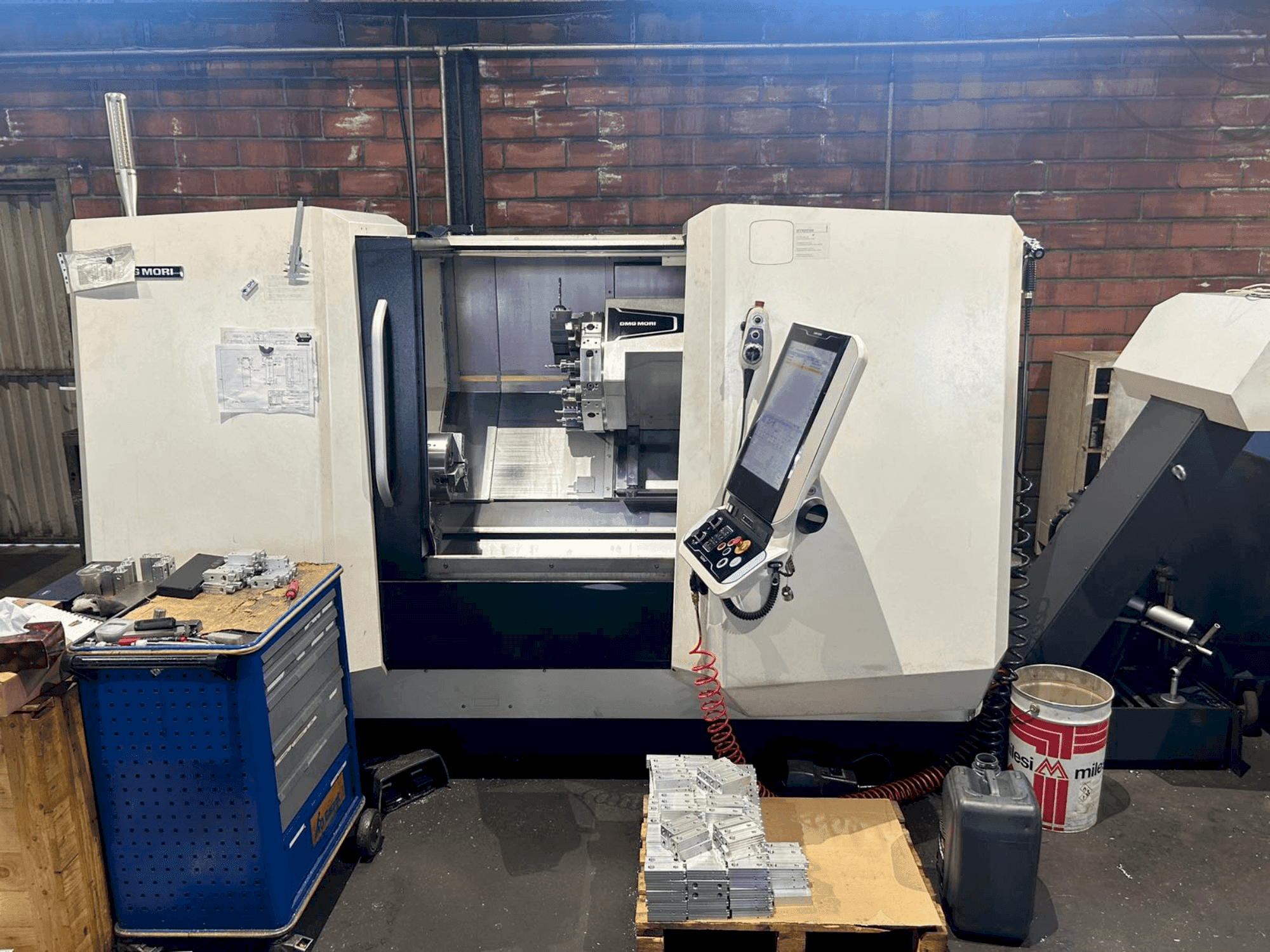 A DMG MORI CLX 450 V4 gép jobb oldali nézete