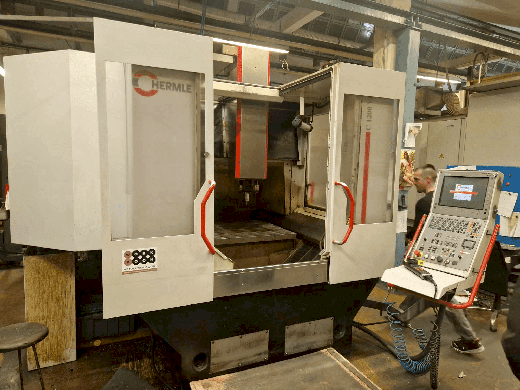 A HERMLE C 1200 V gép elölnézete