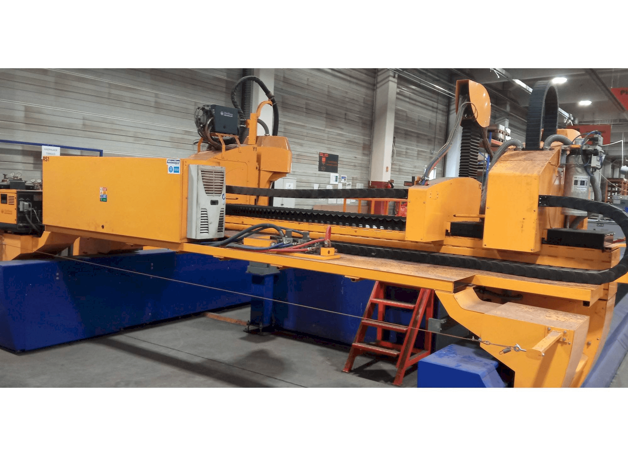 A MicroStep MG 7501.20 gép elölnézete