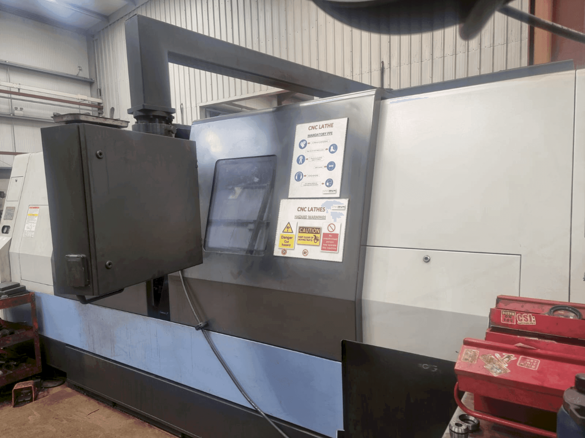 A DOOSAN Puma 400LM gép elölnézete