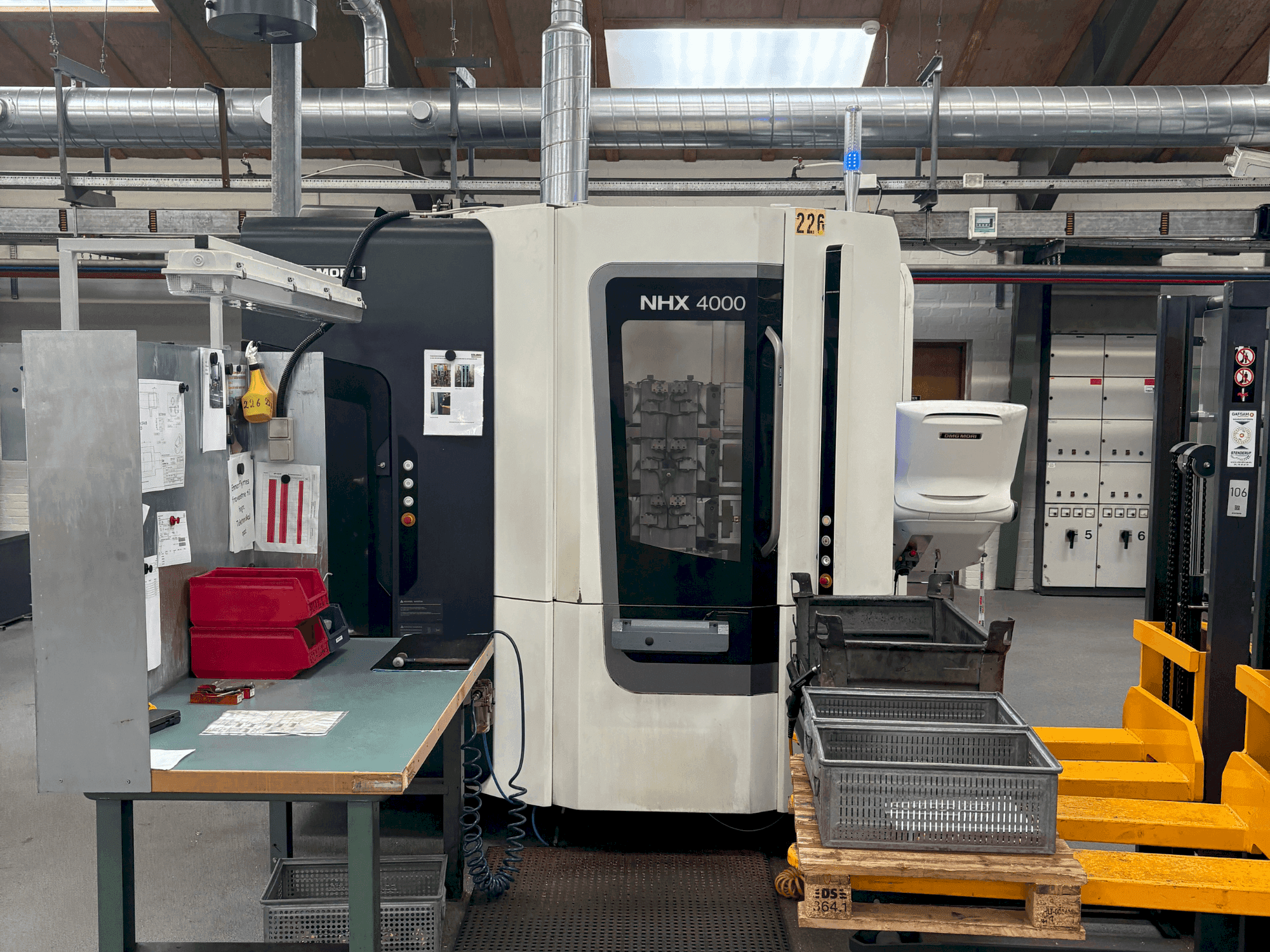 A DMG MORI NHX 4000 gép jobb nézete