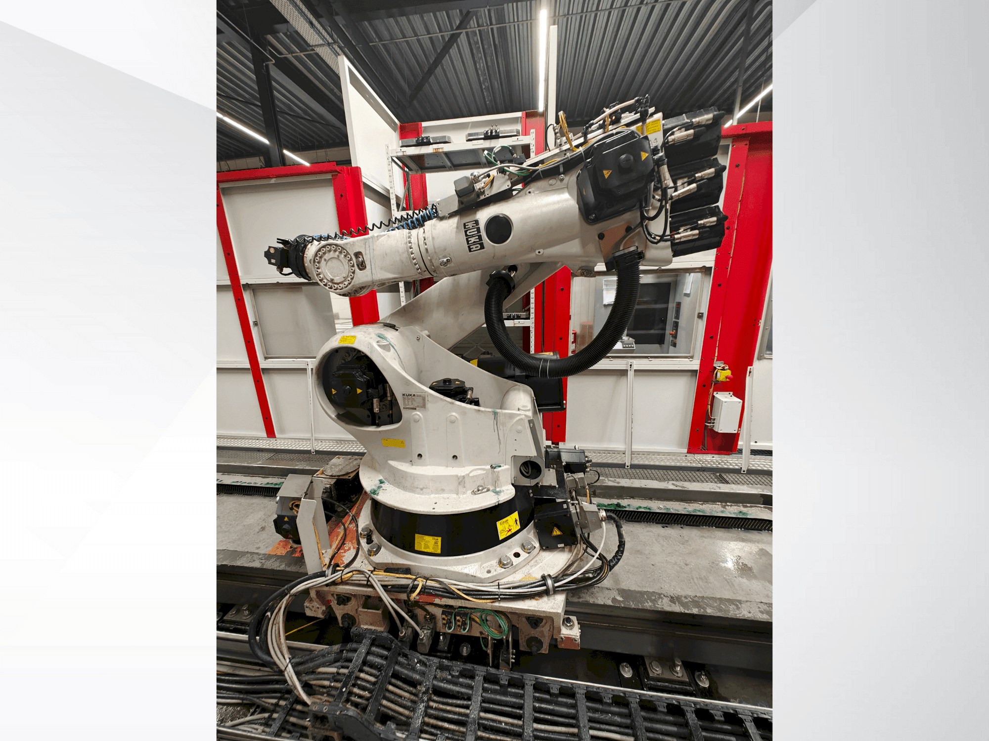 A KUKA KR 270-2 gép elölnézete