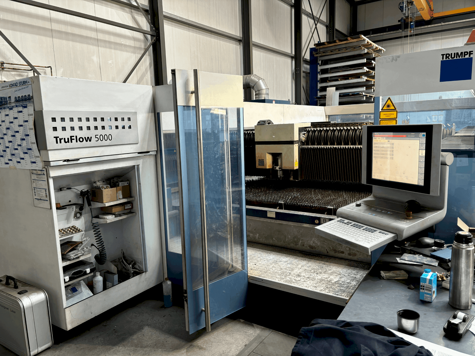 A TRUMPF TruLaser 3040 gép elölnézete