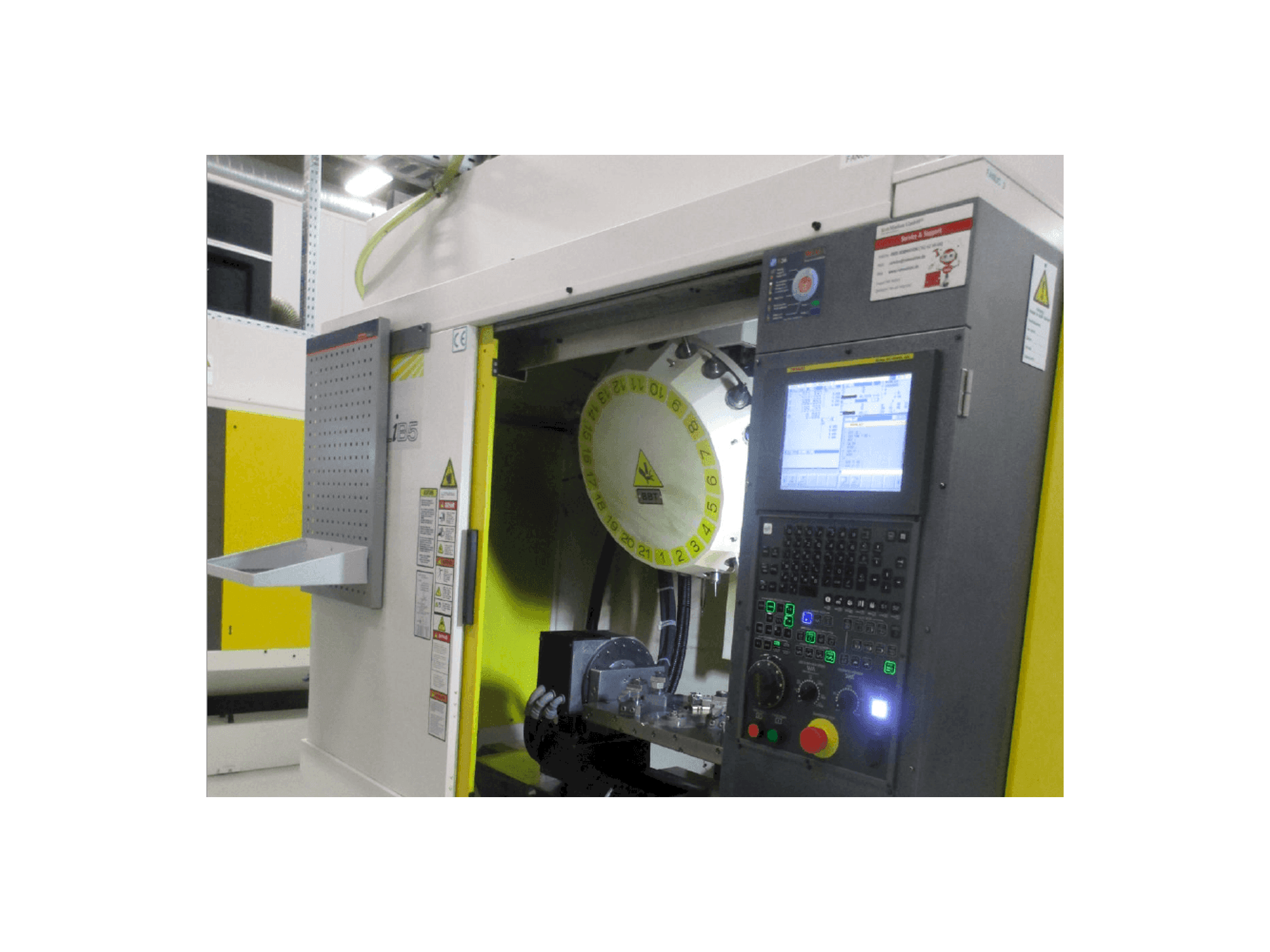 A FANUC ROBODRILL Alpha D21LiB5 gép elölnézete