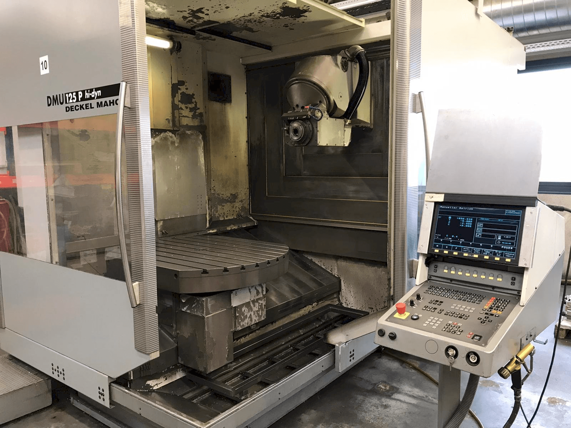 A DECKEL MAHO DMU 125 P Hi-dyn gép elölnézete