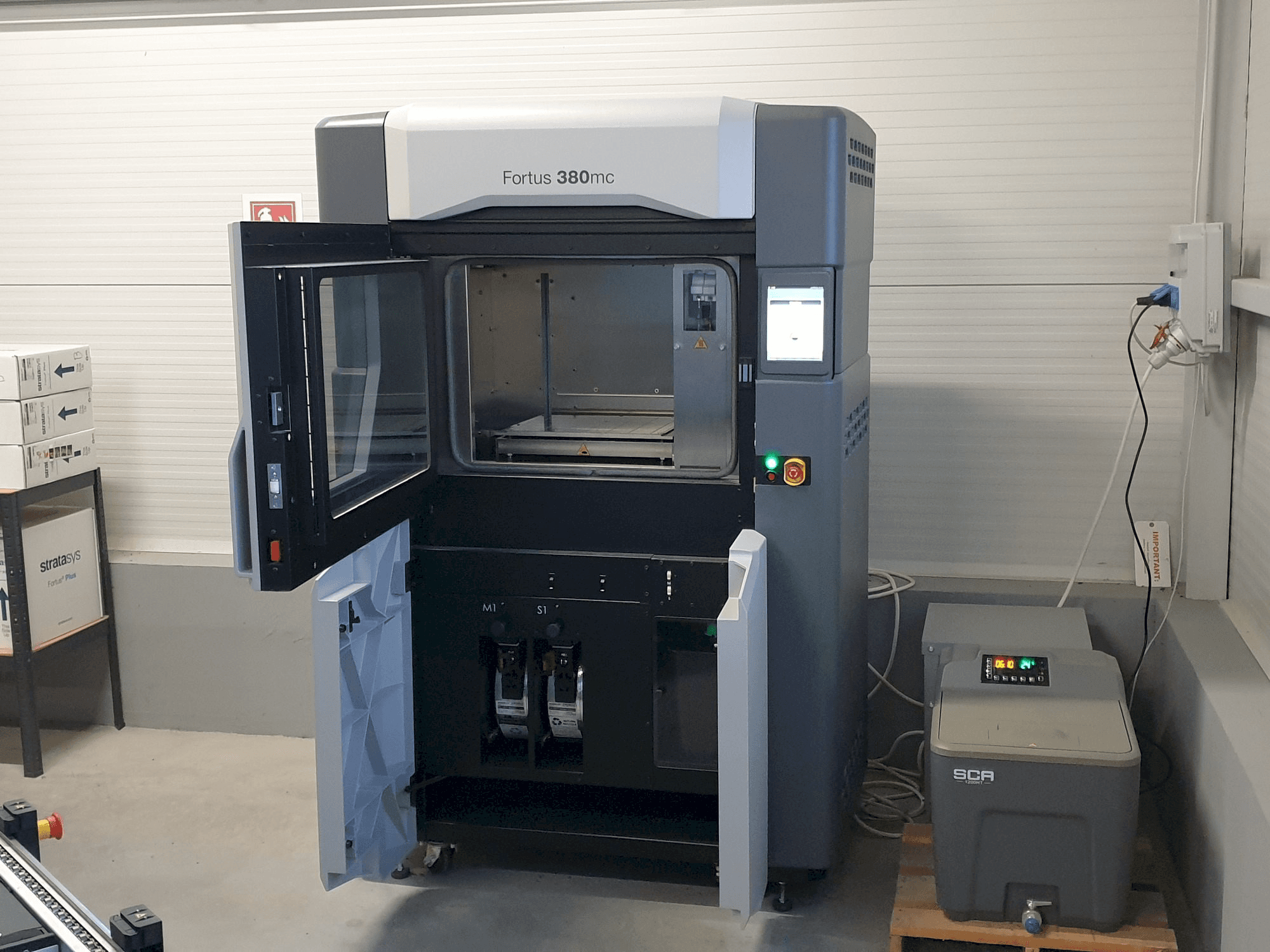 A Stratasys Fortus 380mc gép elölnézete