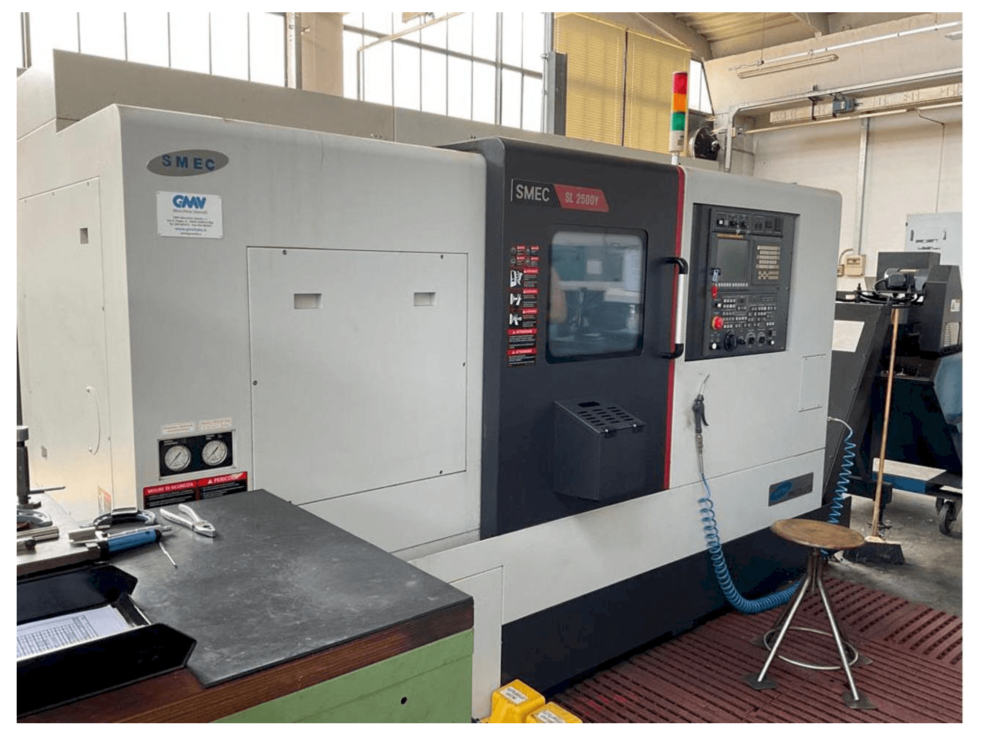 A SMEC SL-2500Y gép elölnézete