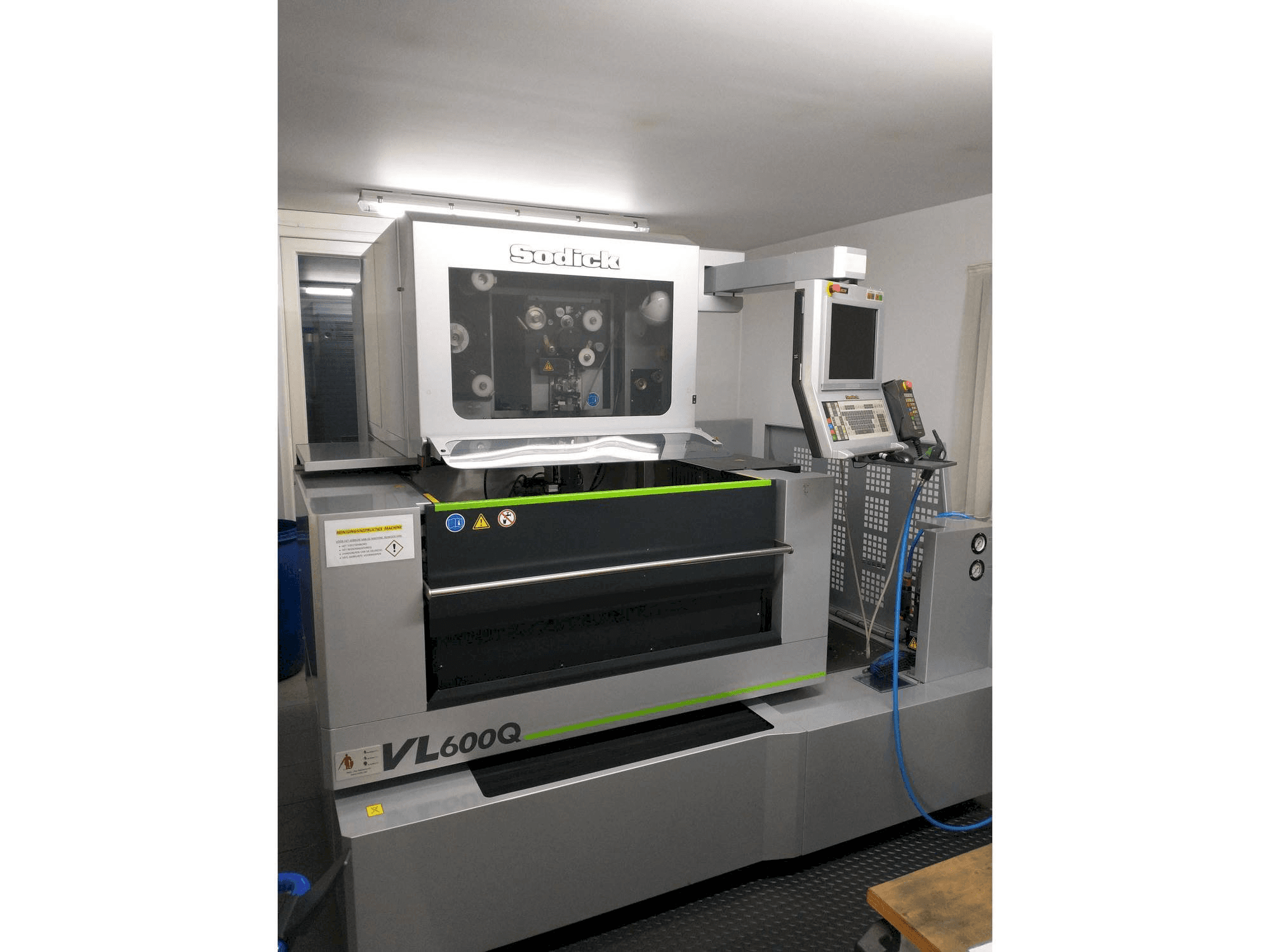 A Sodick VL600Q gép elölnézete