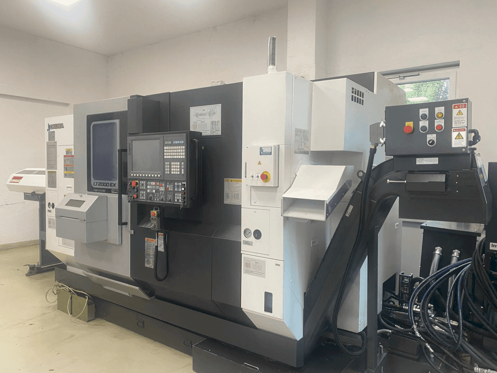 A Okuma LT2000-2T1MY gép elölnézete