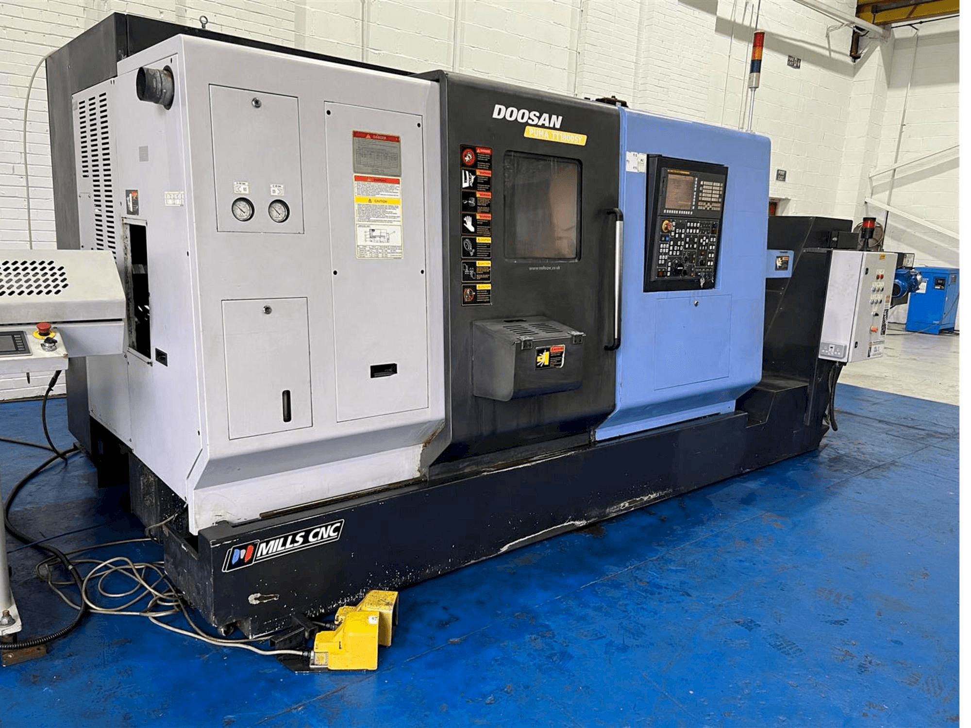 A Doosan TT1800SY gép elölnézete