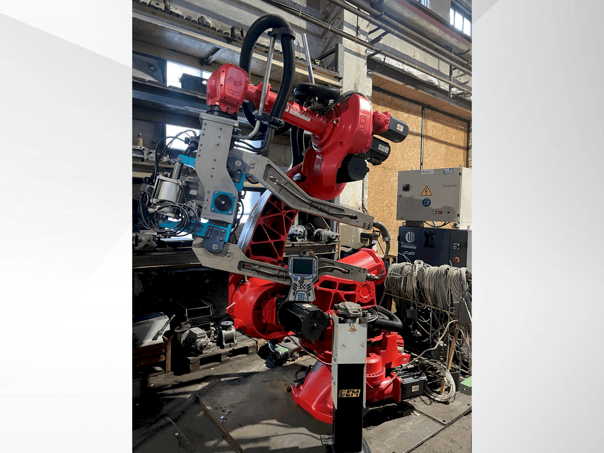 A COMAU C4G gép elölnézete