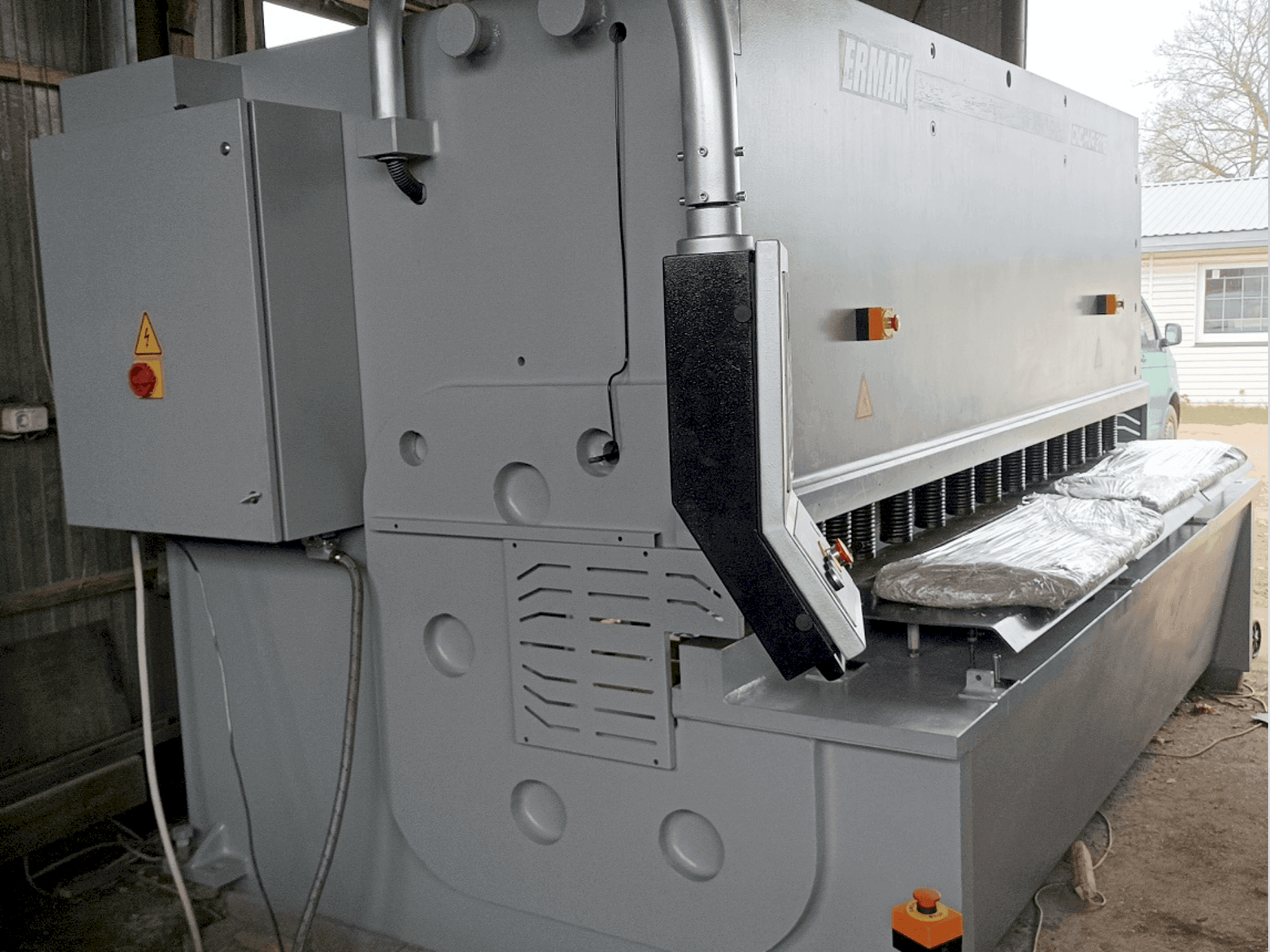 A ERMAKSAN HVR 3100-16 gép elölnézete