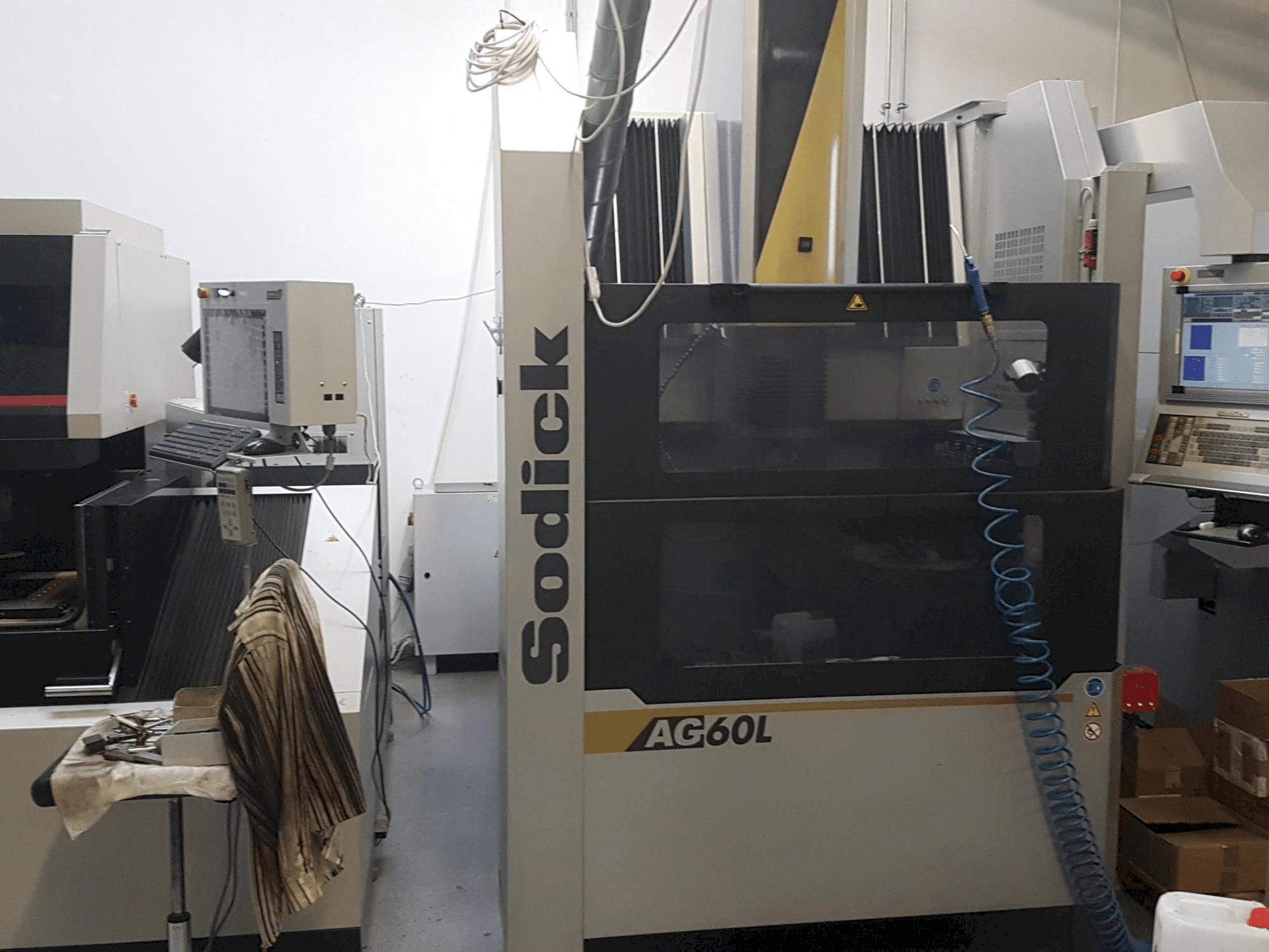 A Sodick AG60L gép elölnézete