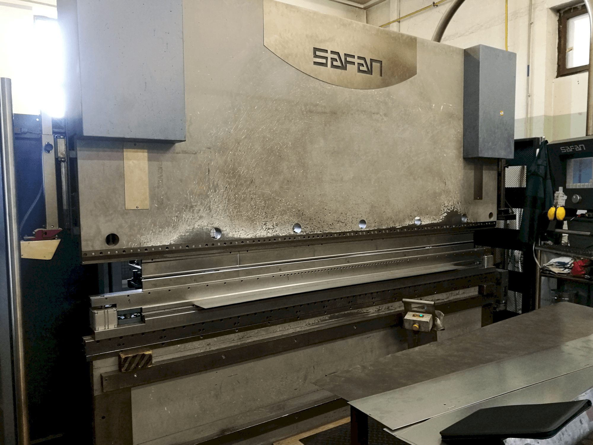 A Safan CNCL-K 120-3100 TS1 gép bal oldali nézete