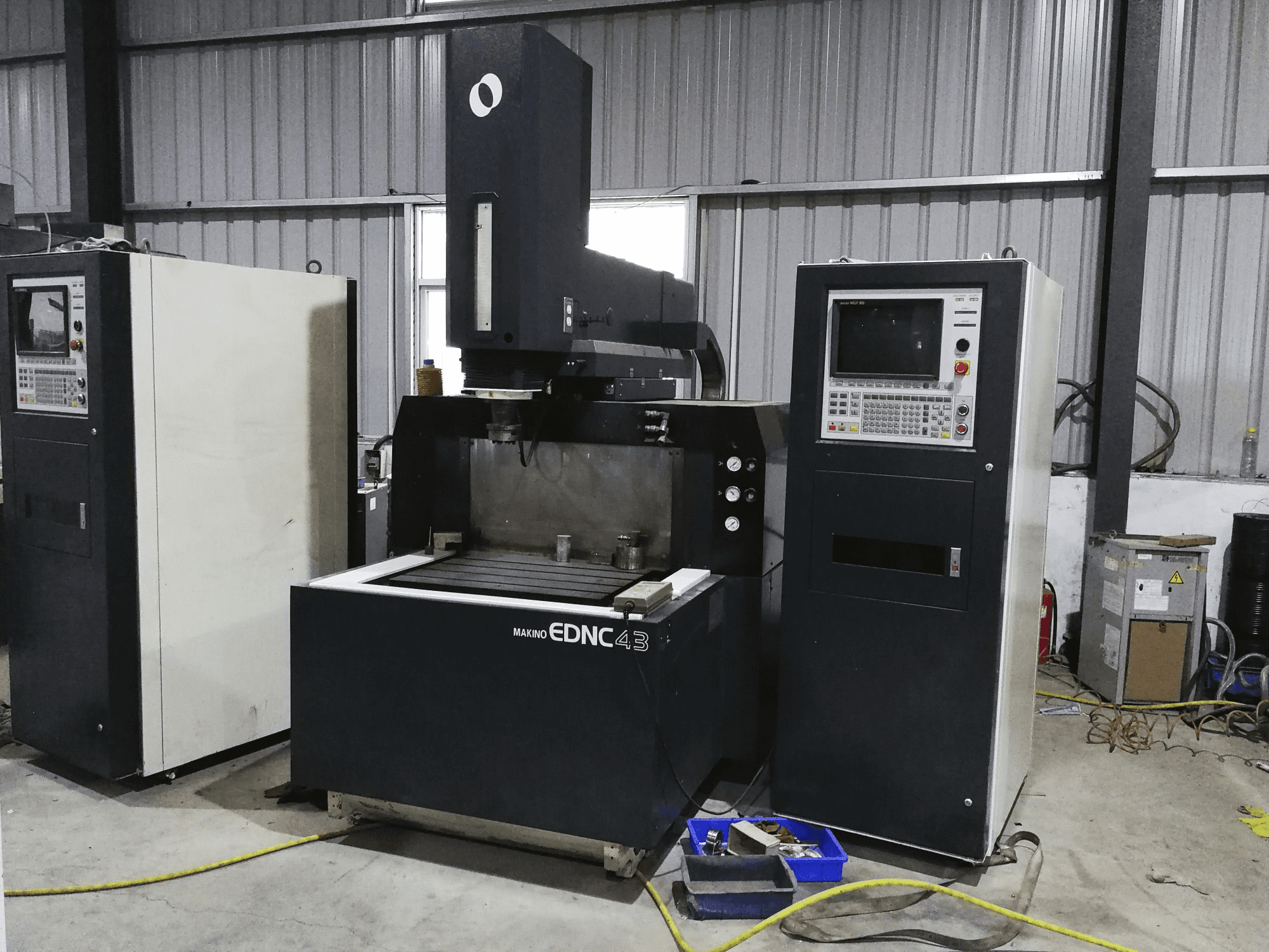 A Makino EDNC43 gép elölnézete