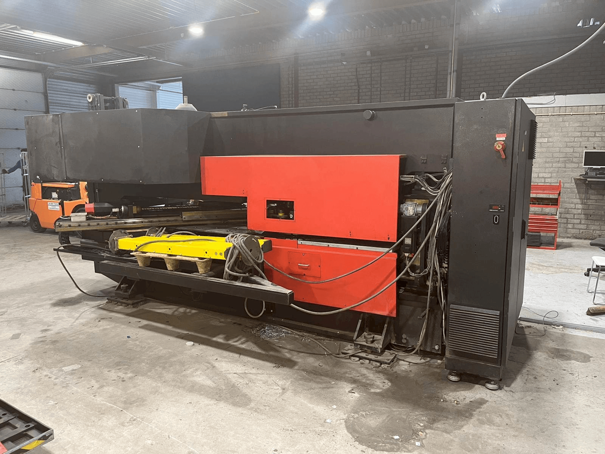 A AMADA Arcade 212 gép elölnézete