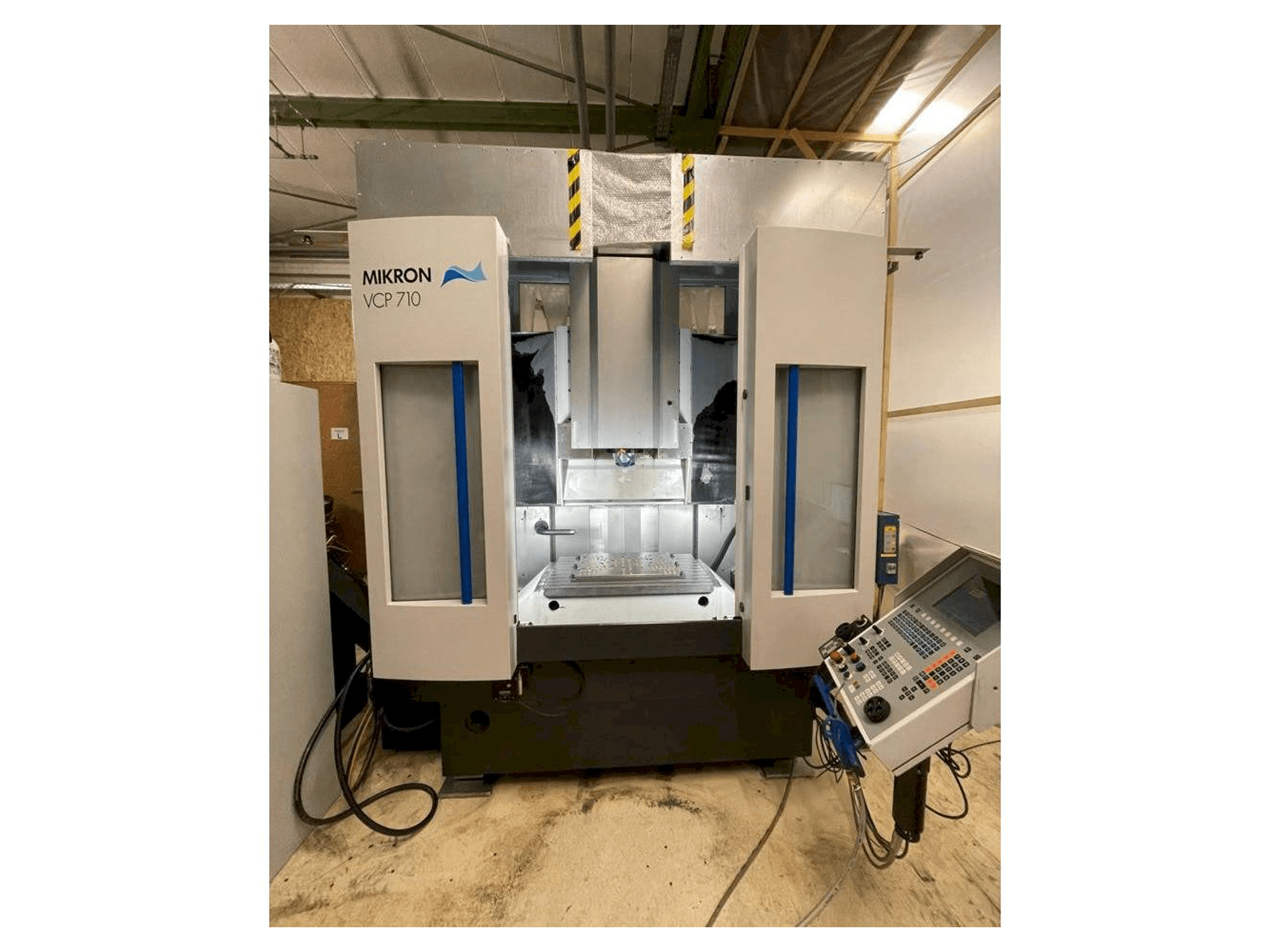 A MIKRON VCP 710 gép elölnézete