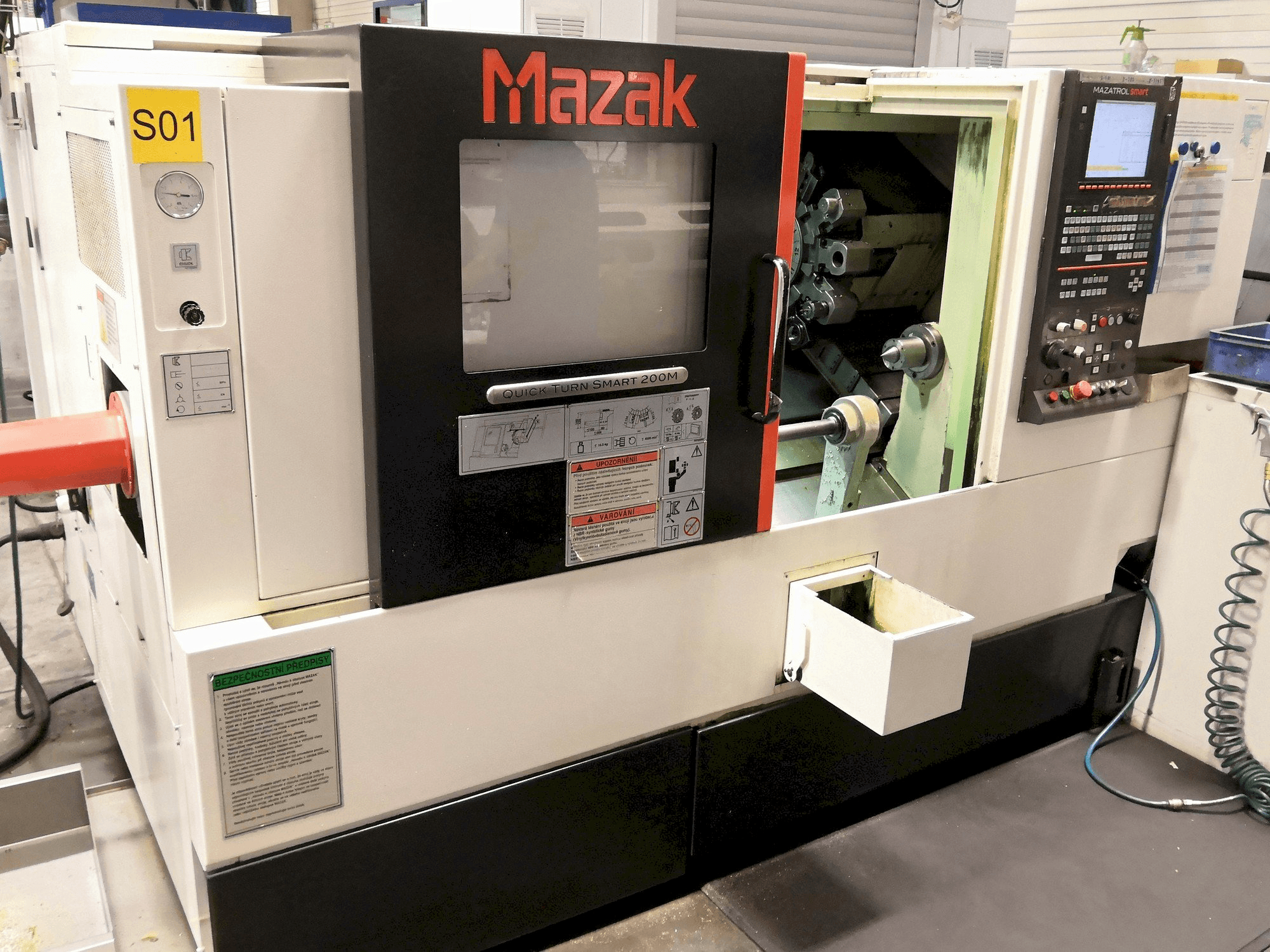 A Mazak Quick Turn Smart 200M gép elölnézete