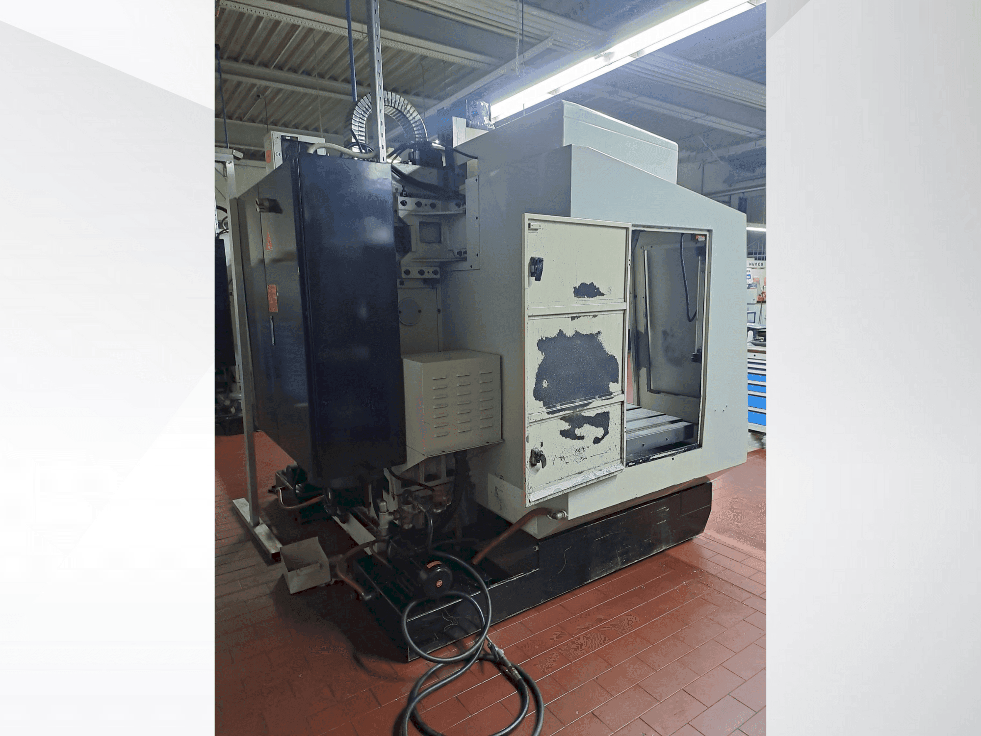 A Hurco VMX40 gép elölnézete