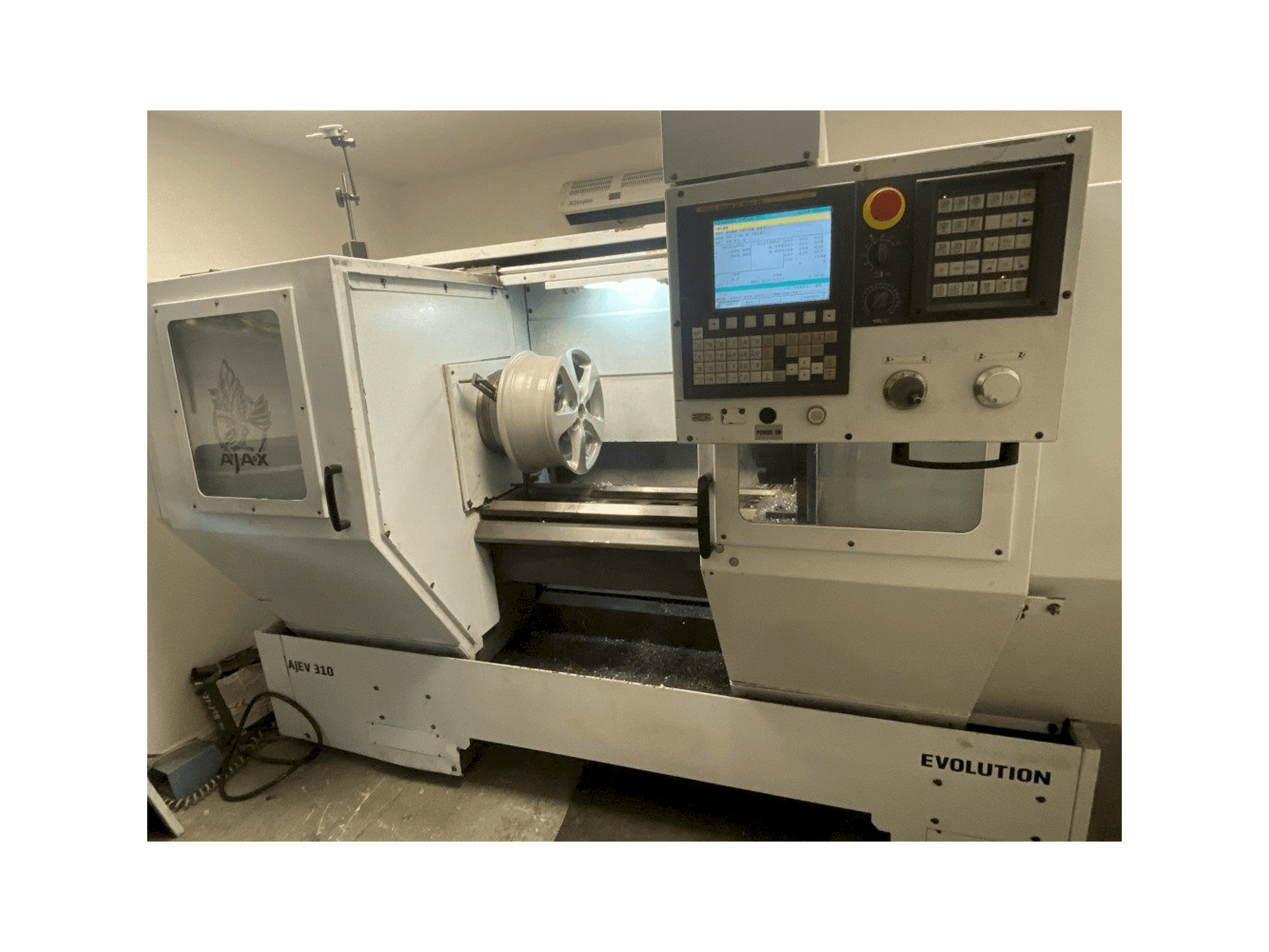 A AJAX EVOLUTION AJEV 310 gép elölnézete