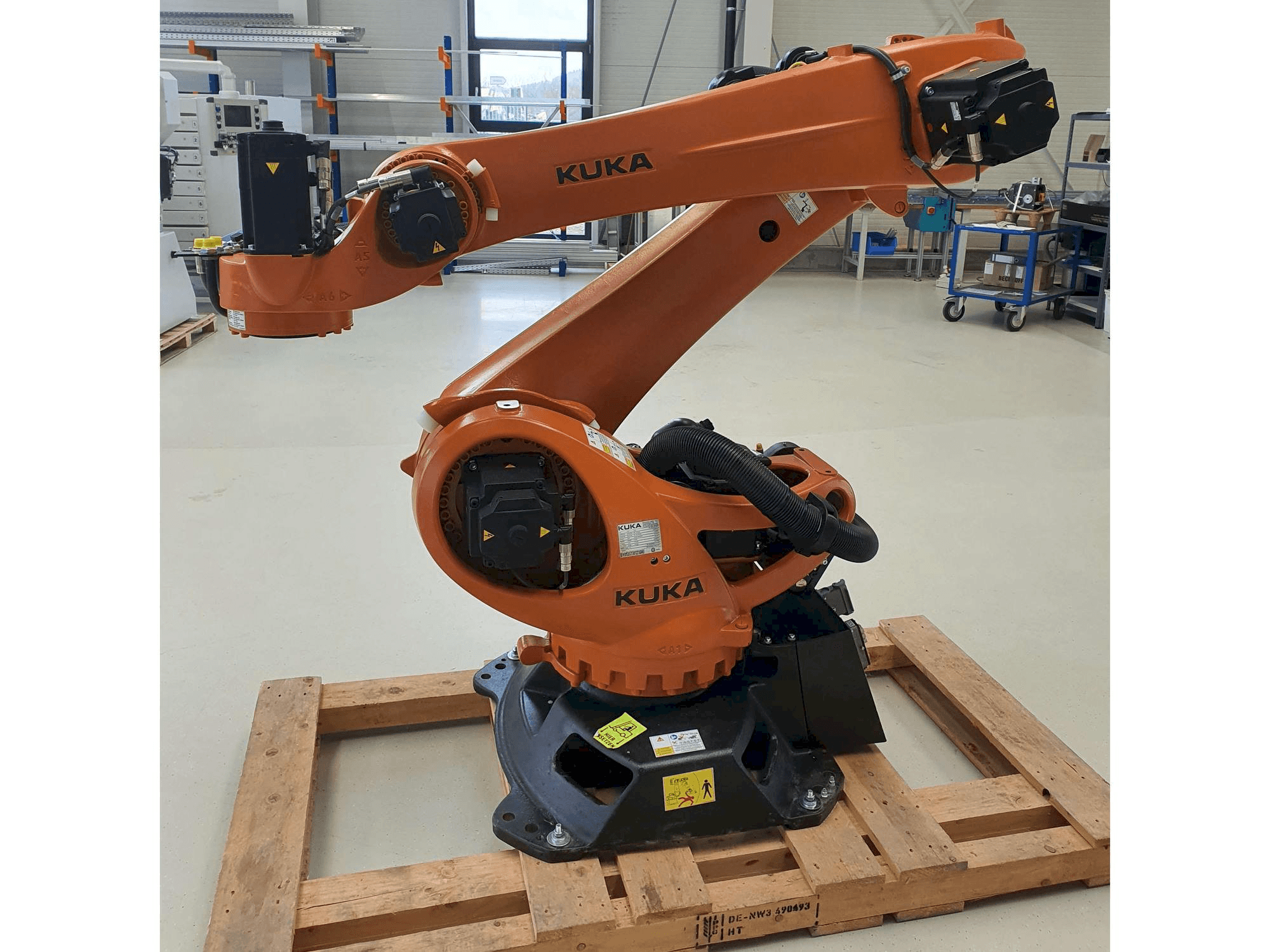 A KUKA KR180 R3200PA gép elölnézete