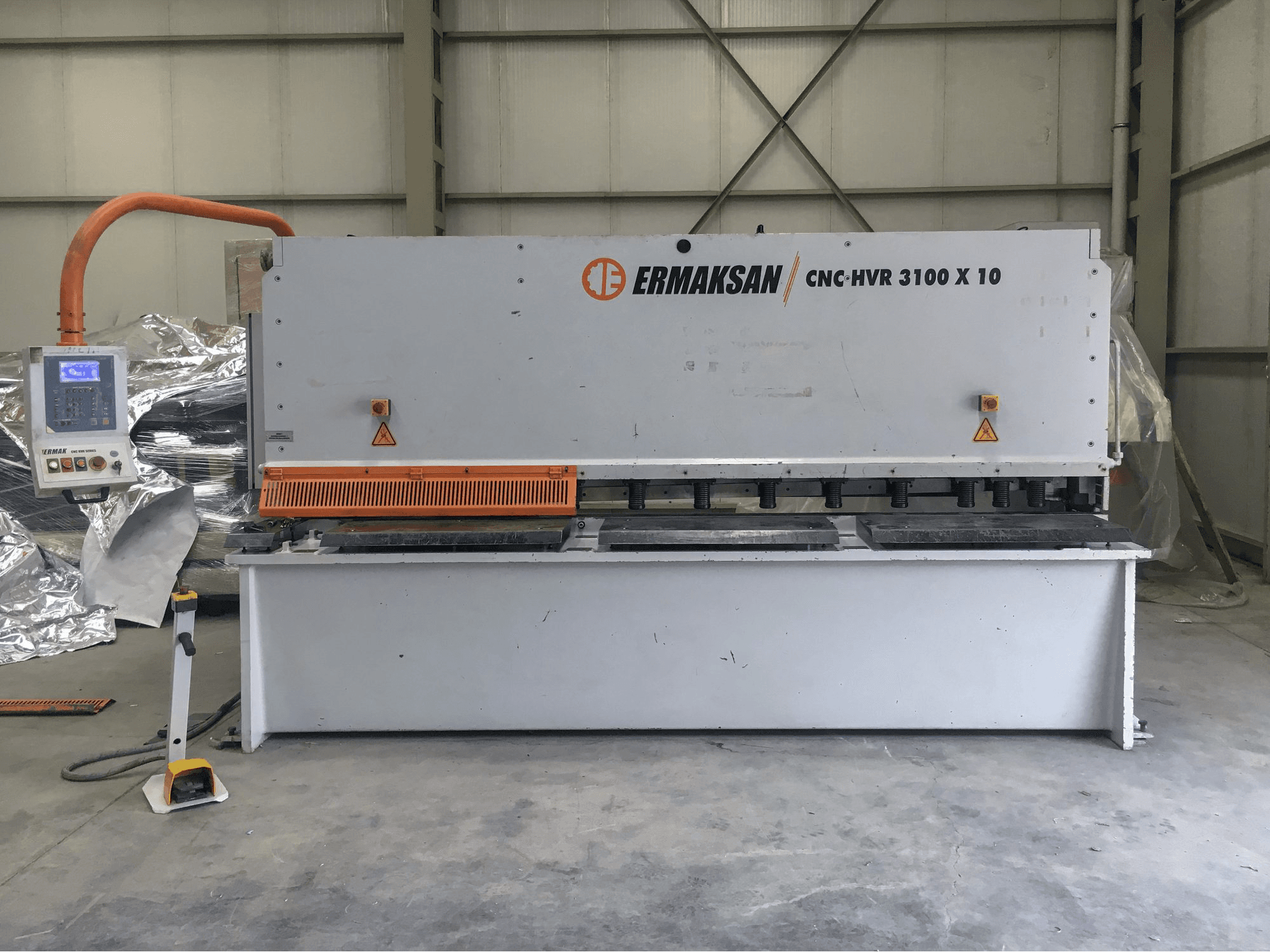 A ERMAKSAN CNC HVR 3100x10 gép elölnézete