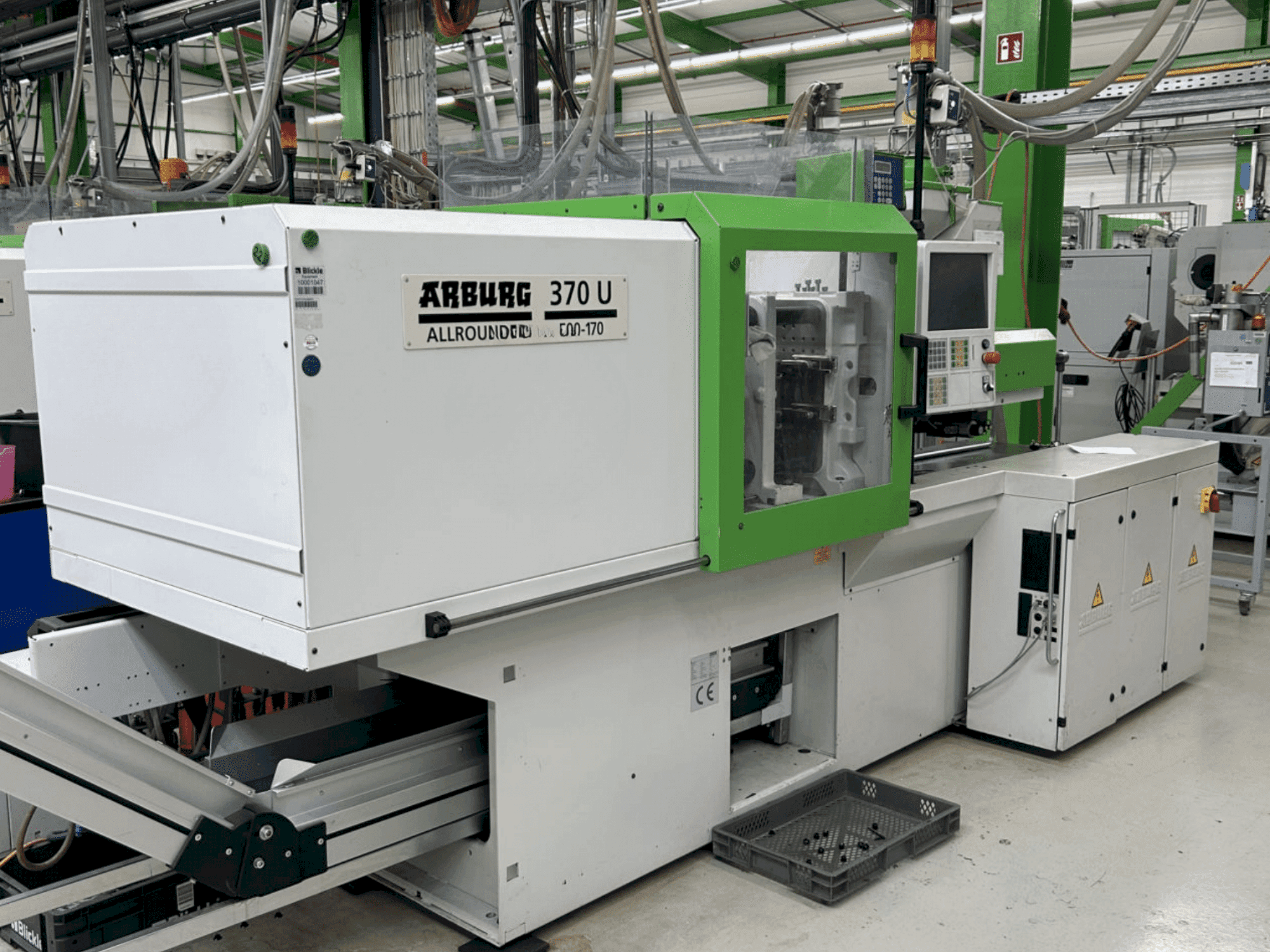 A Arburg 370 U / 500-170 gép elölnézete
