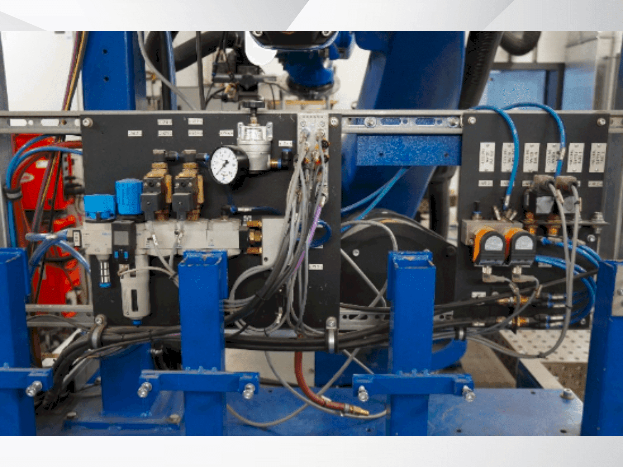 A KUKA KR 100-2 HA 2000 gép elölnézete