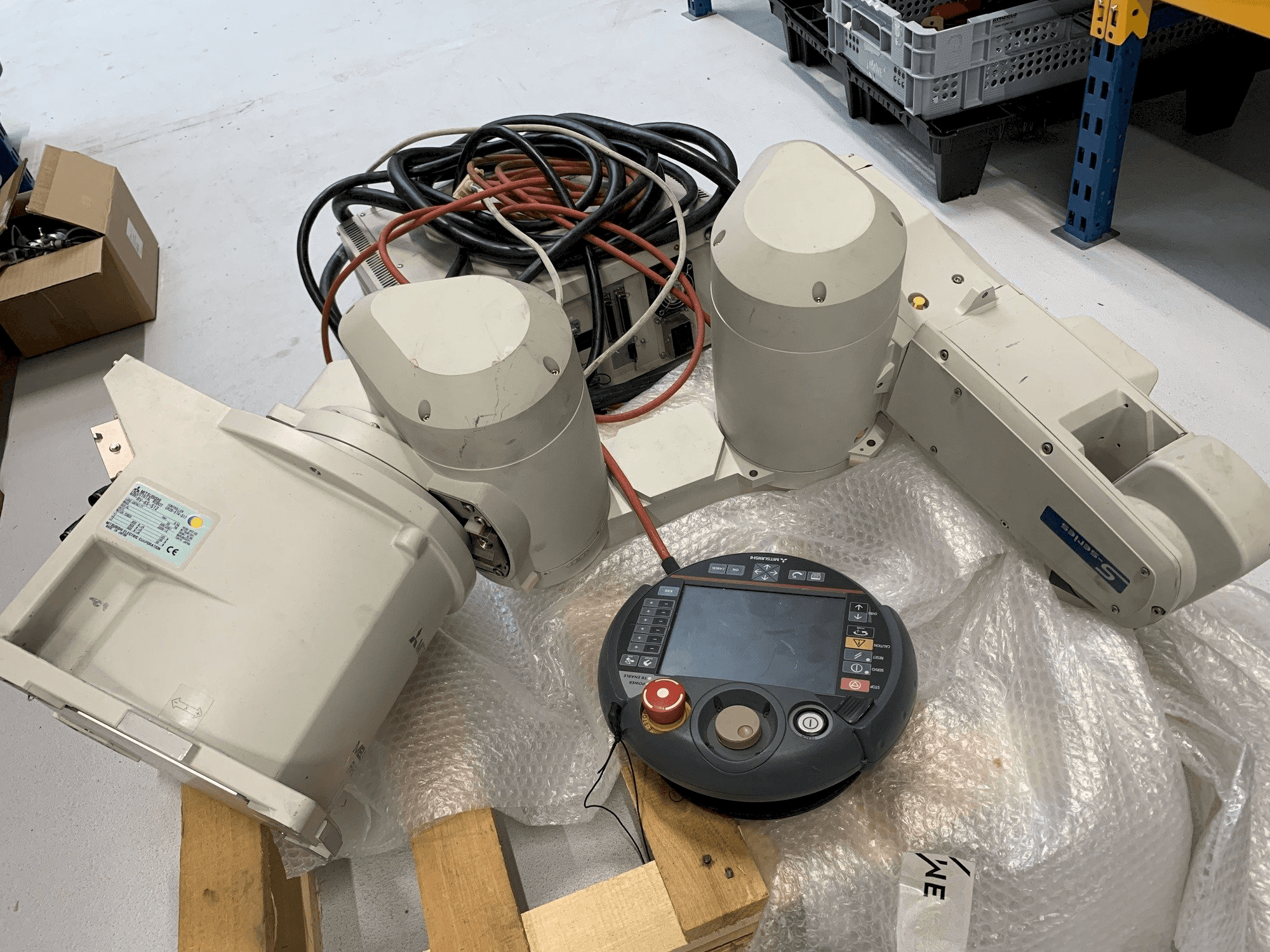 A Mitsubishi Melfa RV 6S gép elölnézete