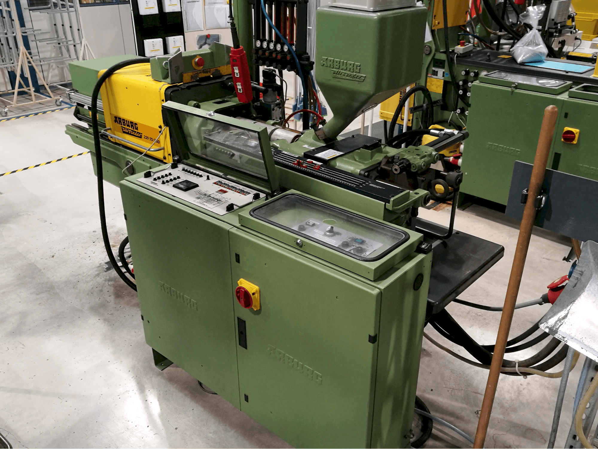 A Arburg Allrounder 221-75-350 gép jobb nézete