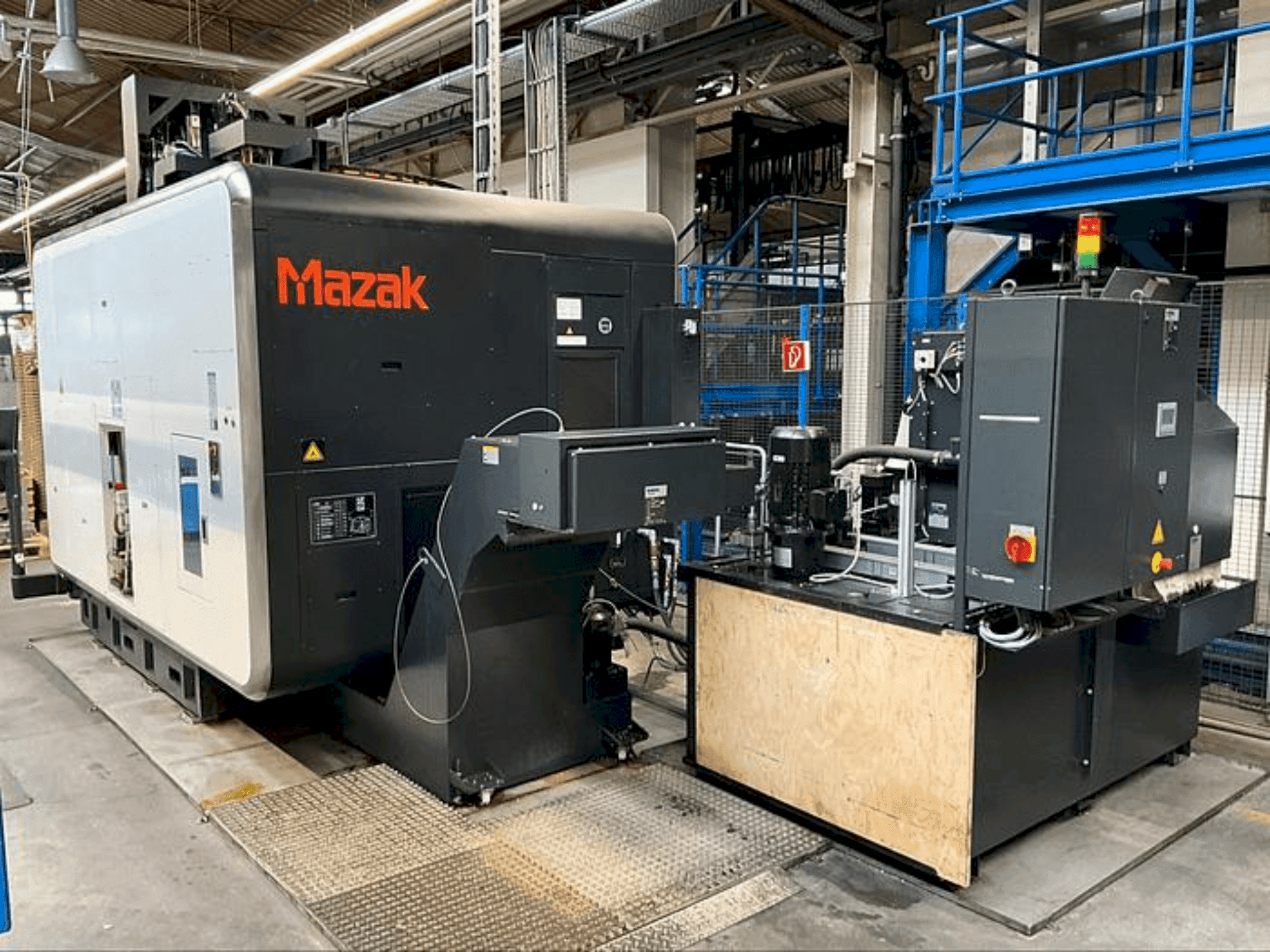 A Mazak VARIAXIS i-700 gép elölnézete