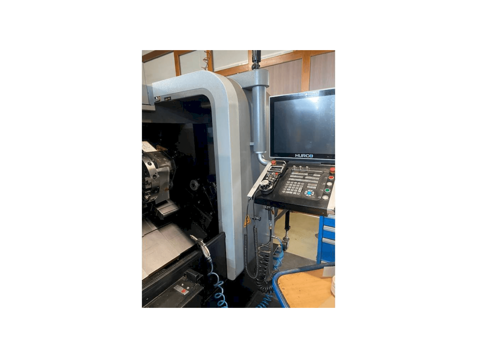 A Hurco TM8i gép elölnézete