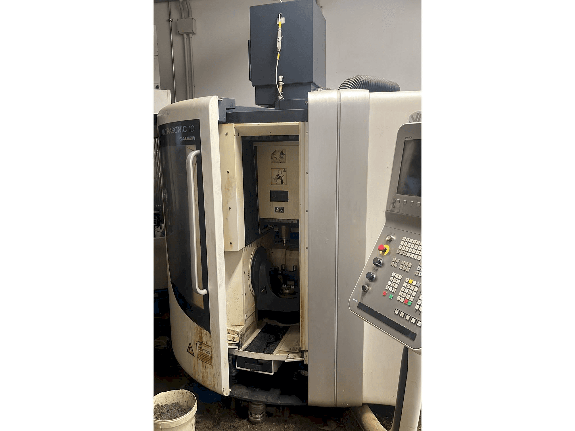 A DMG ultrasonic 10 sauer gép elölnézete