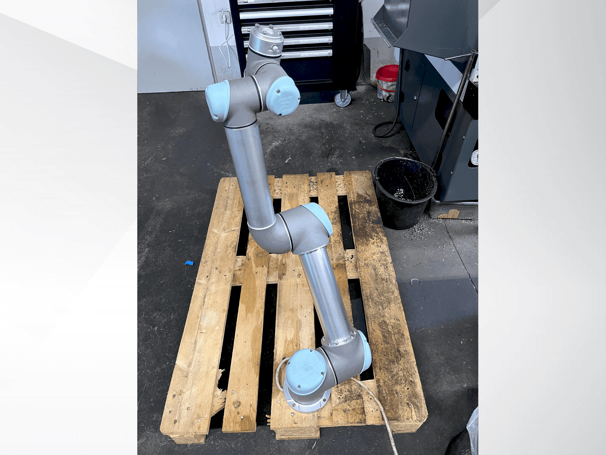 A Universal Robots UR5 CB3.1 gép elölnézete