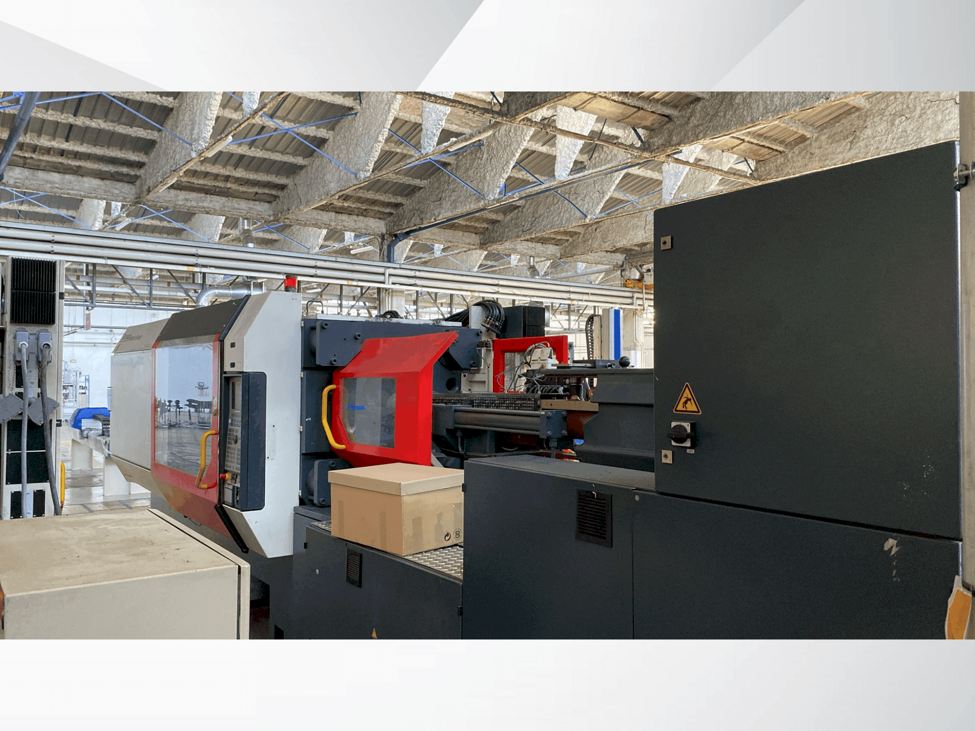 A DEMAG Ergotech System 420-1450 gép elölnézete